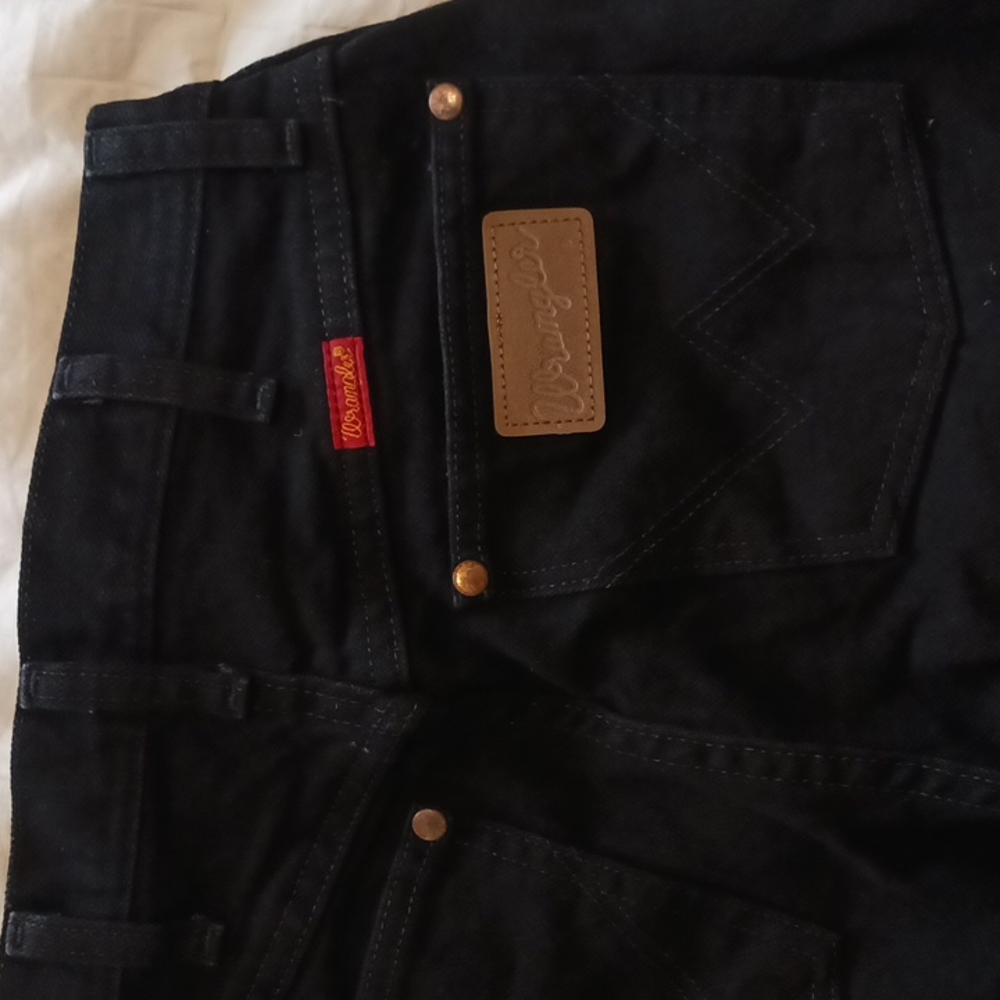Womens Wrangler Cowboy cut slim fit jeans. Black